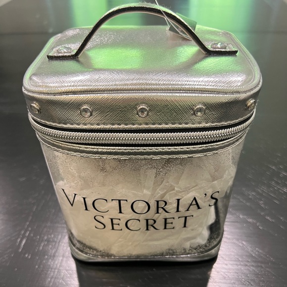 New Never Used Victoria’s Secret Silver Metallic Makeup Bag - Picture 6 of 6